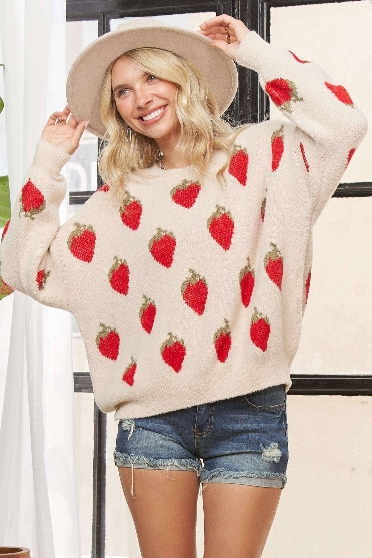 LESW3944-STRAWBERRY PRINT KNIT SWEATER