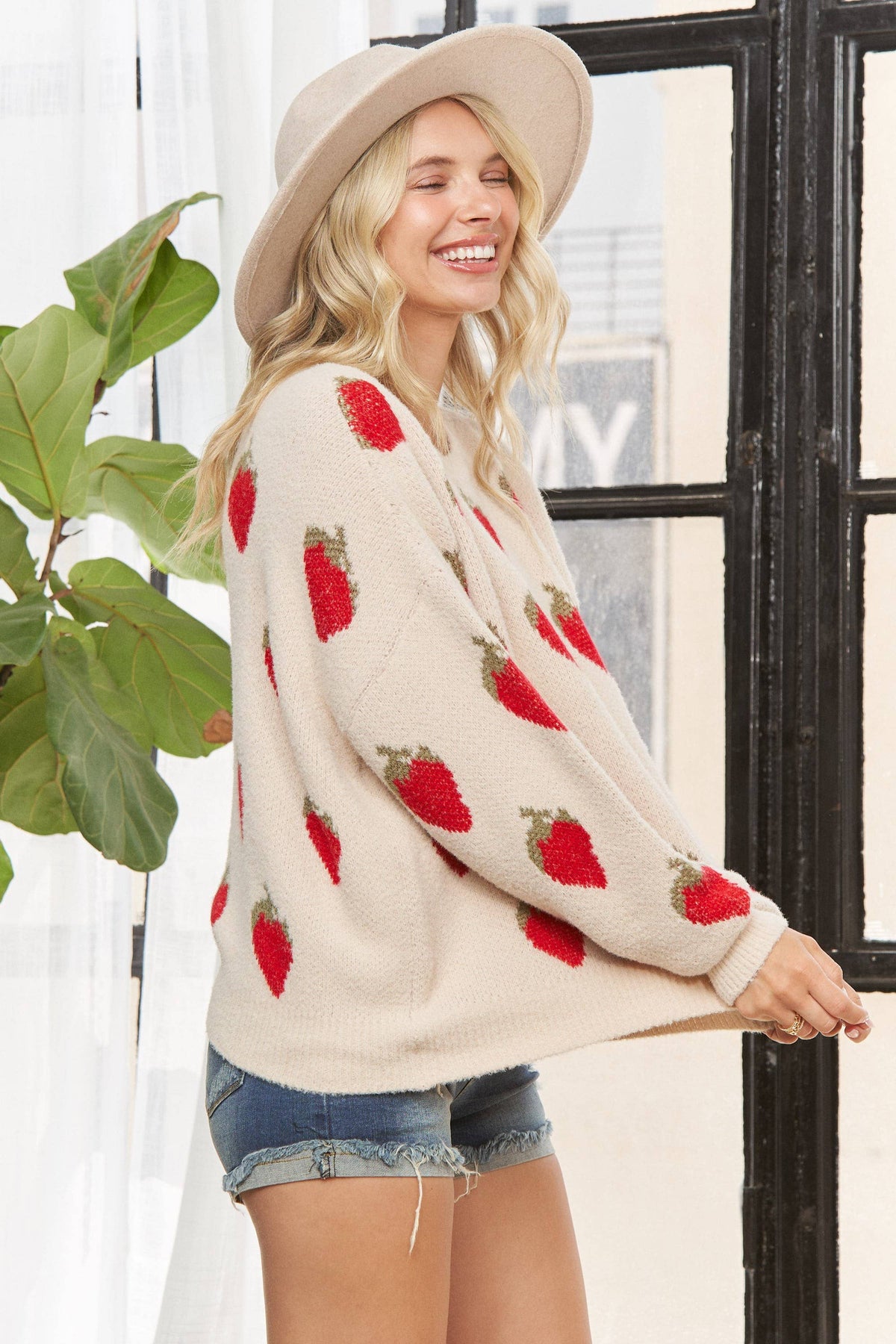 LESW3944-STRAWBERRY PRINT KNIT SWEATER
