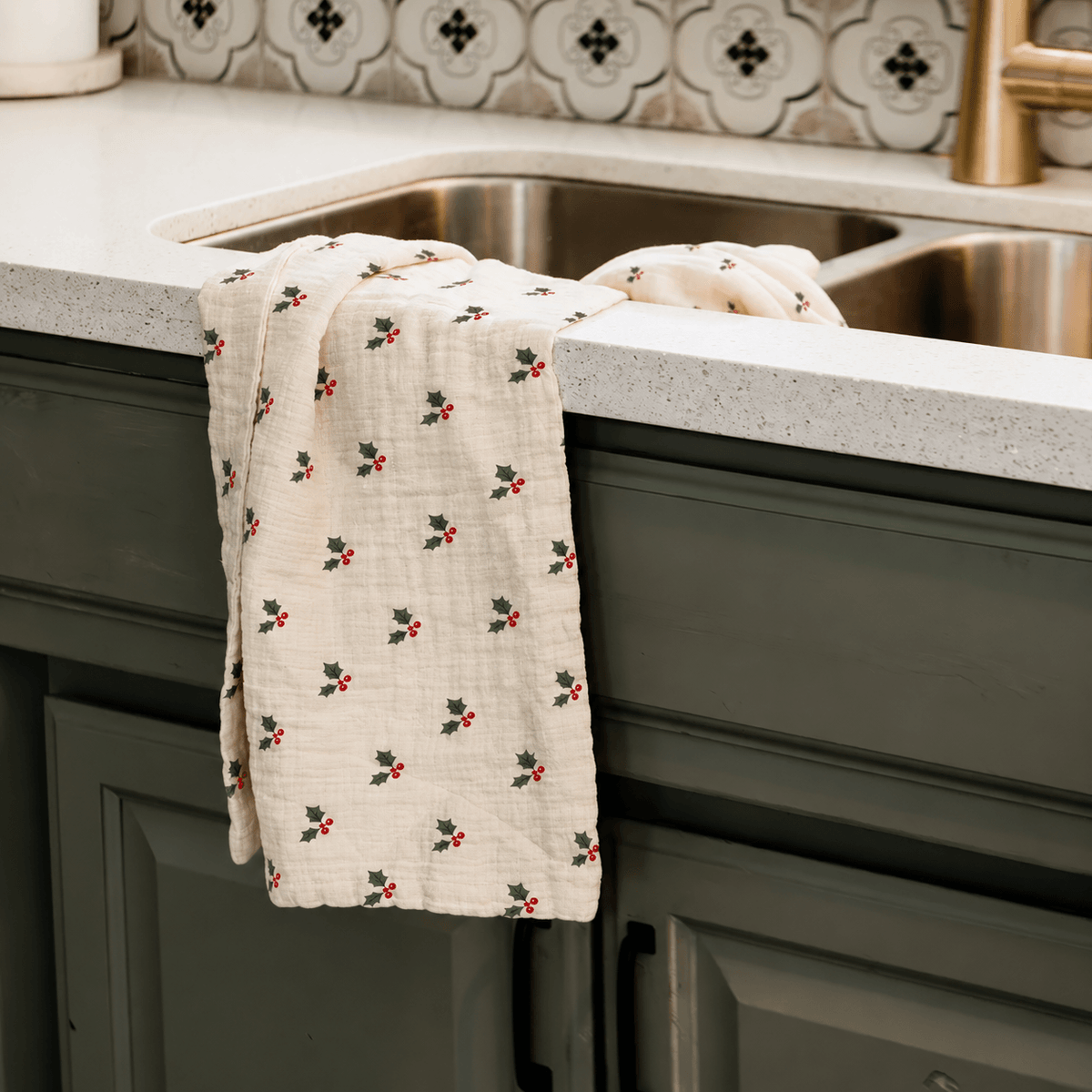 Essential Everything Towel - Vintage Holly