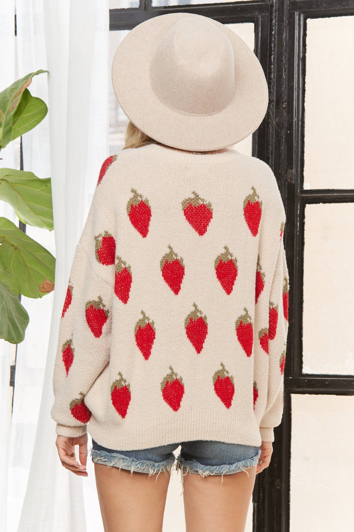 LESW3944-STRAWBERRY PRINT KNIT SWEATER