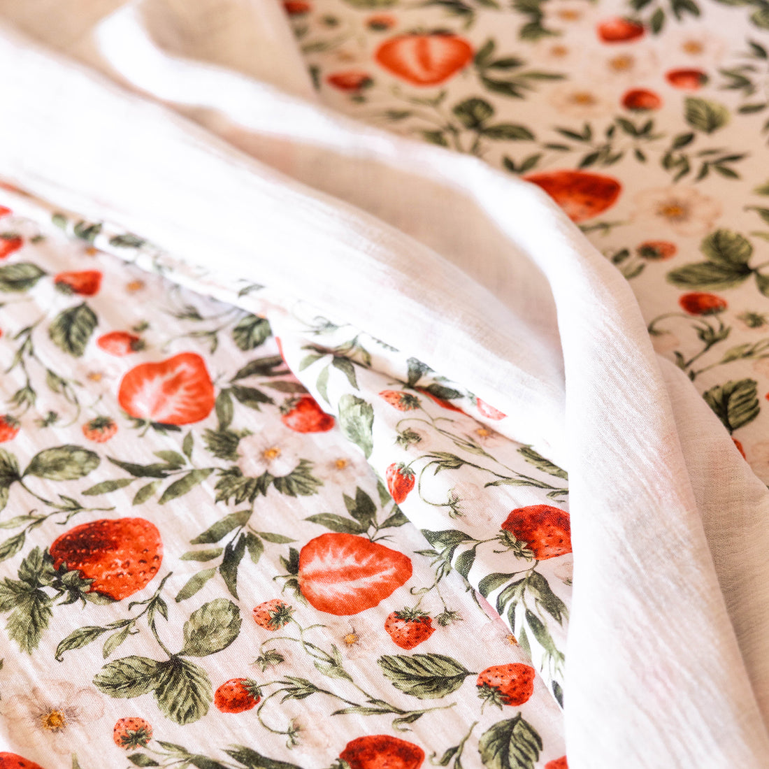 365 Muslin Cotton Top Sheet in Strawberry Fields