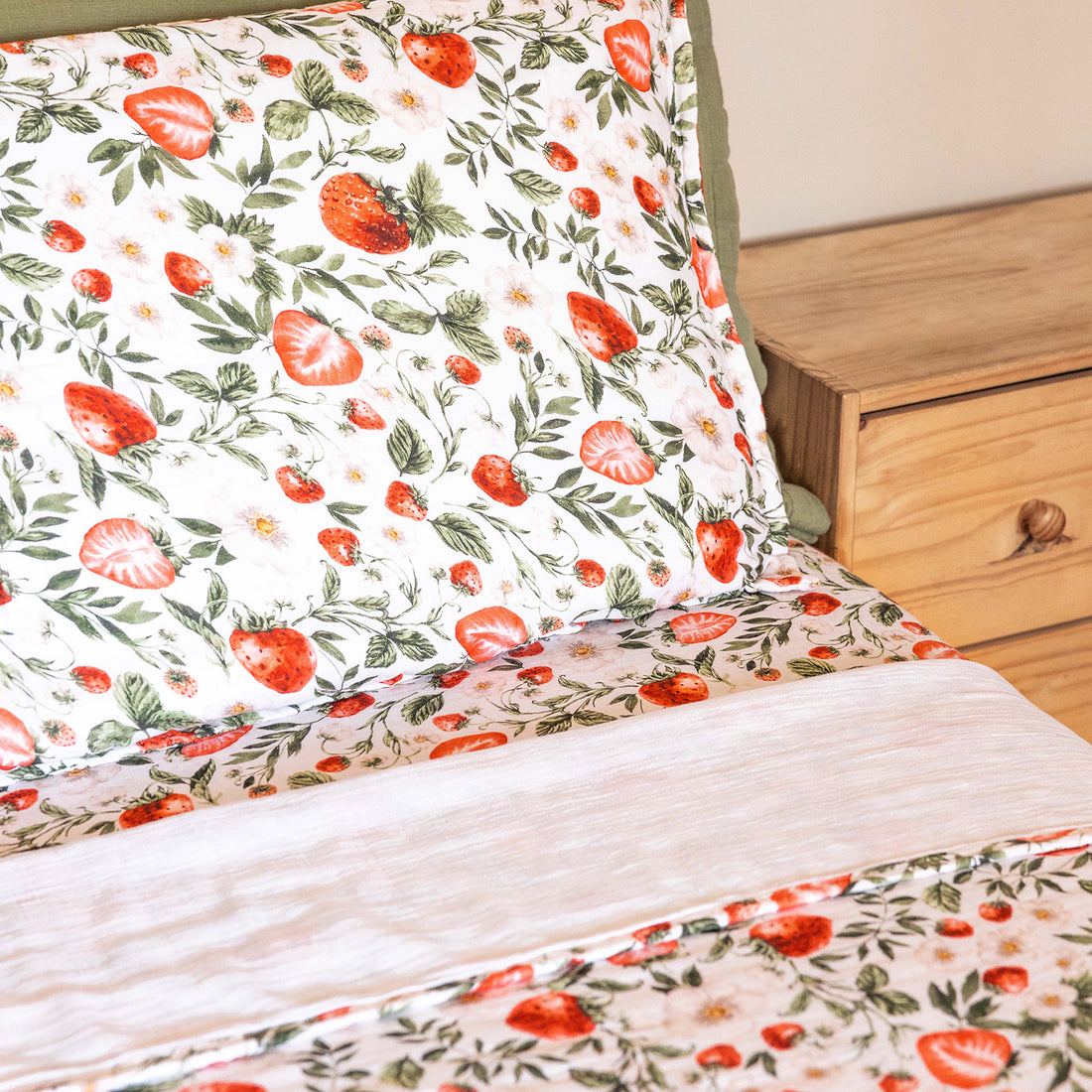 Sheet Set In Strawberry Fields